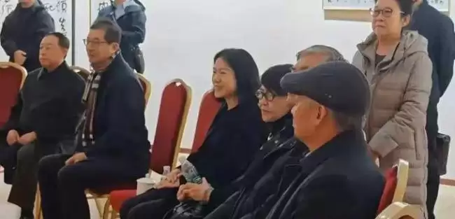 杨振宁逝世后翁帆首度参加活动 翁母陪同心事重重