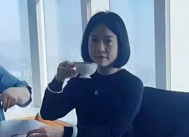 杨振宁逝世后翁帆首度参加活动 翁母陪同心事重重
