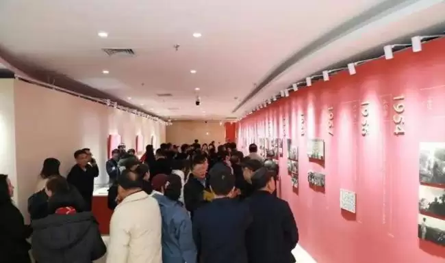 杨振宁逝世后翁帆首度参加活动 翁母陪同心事重重