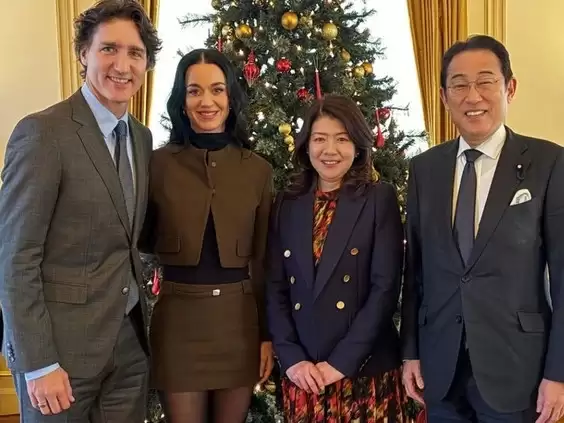 这画风有点乱！特鲁多带"伴侣"水果姐与日本前首相同框吃饭