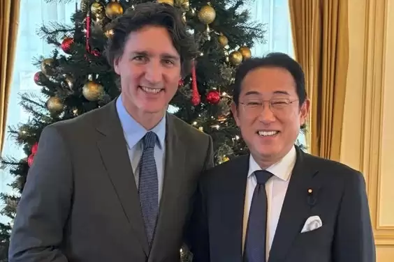 这画风有点乱！特鲁多带"伴侣"水果姐与日本前首相同框吃饭