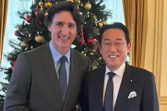 这画风有点乱！特鲁多带"伴侣"水果姐与日本前首相同框吃饭