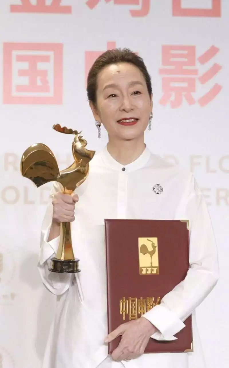 疑婚内出轨生子 骗了观众30年 70岁金鸡影后奚美娟塌房