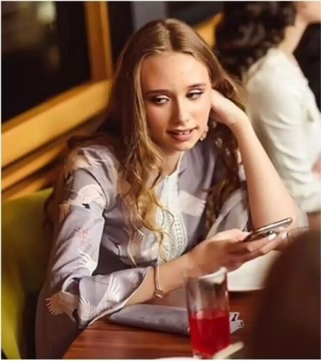 普京私生女｜巴黎街头遭乌记者质问 被要求劝阻战争答“我真的很抱歉”