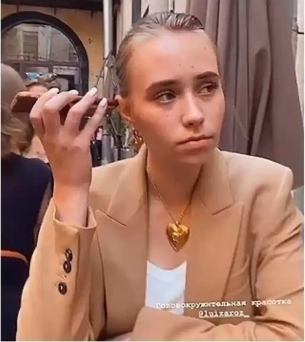 普京私生女｜巴黎街头遭乌记者质问 被要求劝阻战争答“我真的很抱歉”