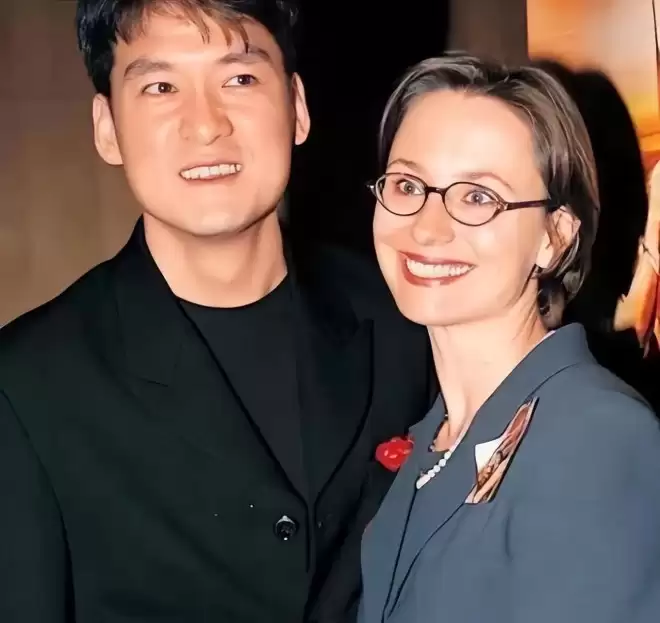 周华健带洋媳妇回潮汕！65岁妻子满头银发