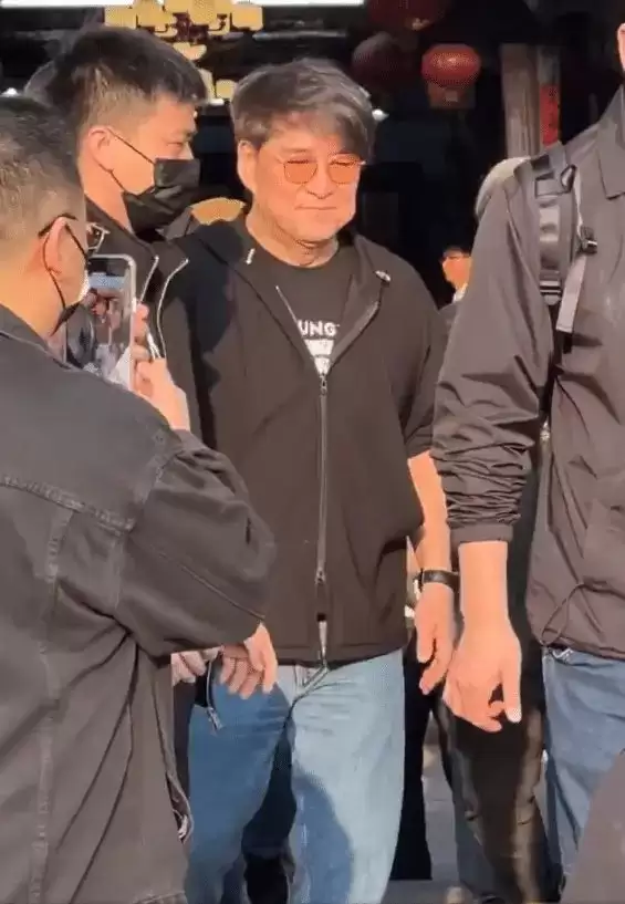 周华健带洋媳妇回潮汕！65岁妻子满头银发