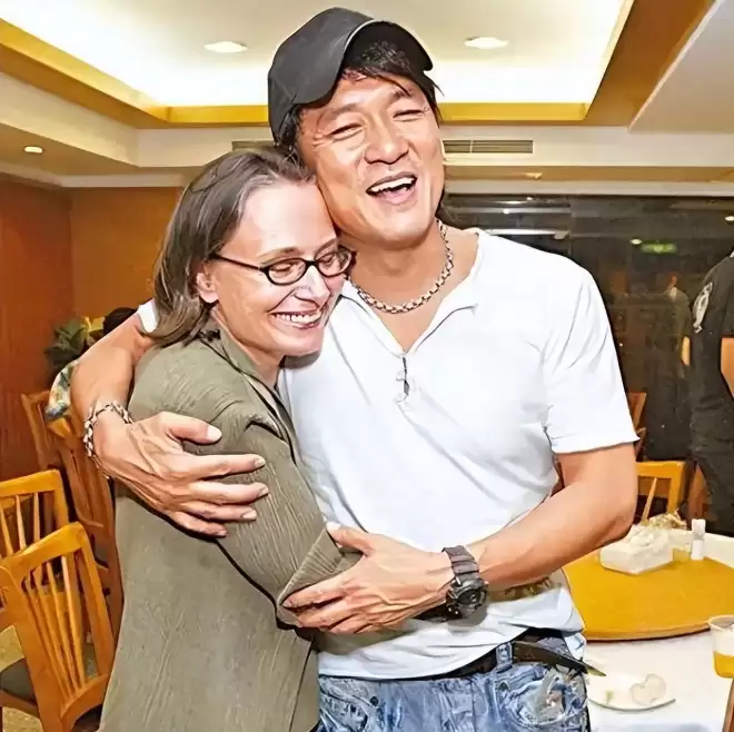 周华健带洋媳妇回潮汕！65岁妻子满头银发