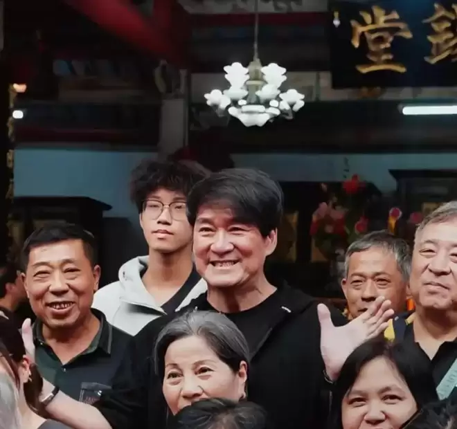 周华健带洋媳妇回潮汕！65岁妻子满头银发