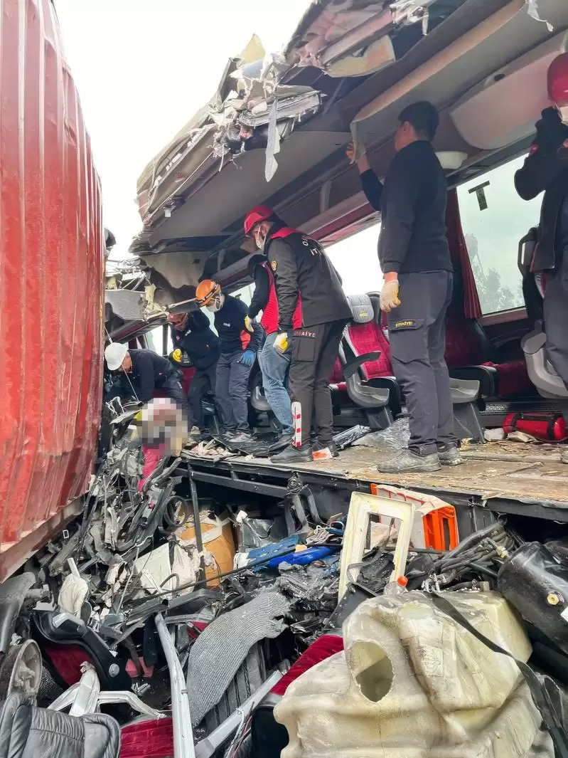 土耳其南部巴士撞上爆胎联结车 乘客7死11伤
