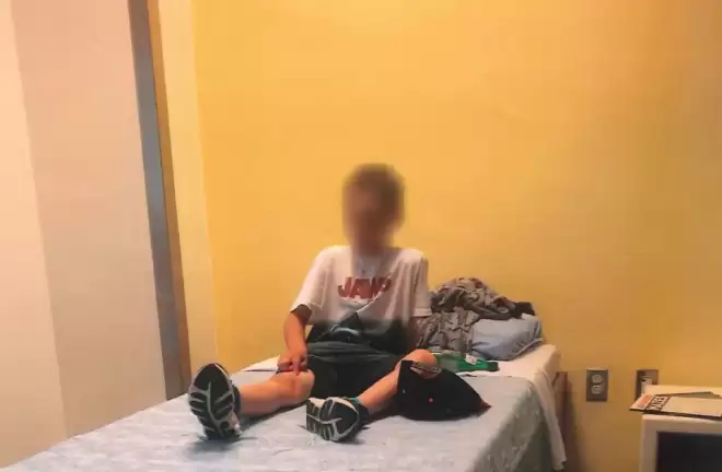 加拿大12岁男孩惨遭同性养母虐待身亡！辱骂凌虐、断食囚困！