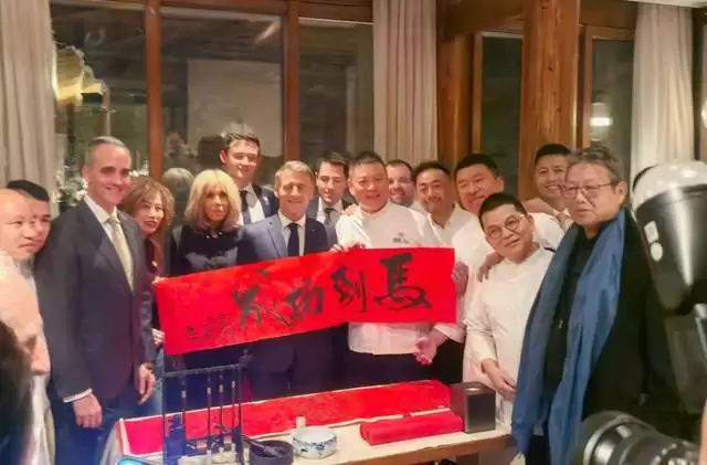 巩俐随马克龙吃烤鸭！多次跟随访华地位明显