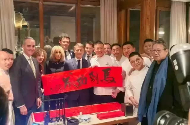巩俐随马克龙吃烤鸭！多次跟随访华地位明显