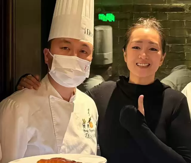 巩俐随马克龙吃烤鸭！多次跟随访华地位明显