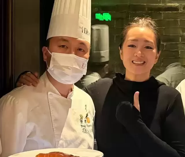 巩俐随马克龙吃烤鸭！多次跟随访华地位明显