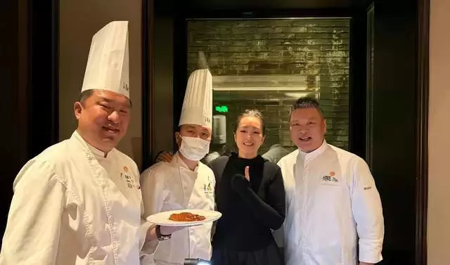 巩俐随马克龙吃烤鸭！多次跟随访华地位明显