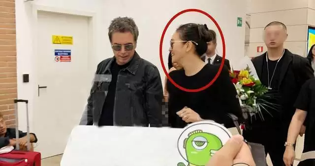 巩俐随马克龙吃烤鸭！多次跟随访华地位明显