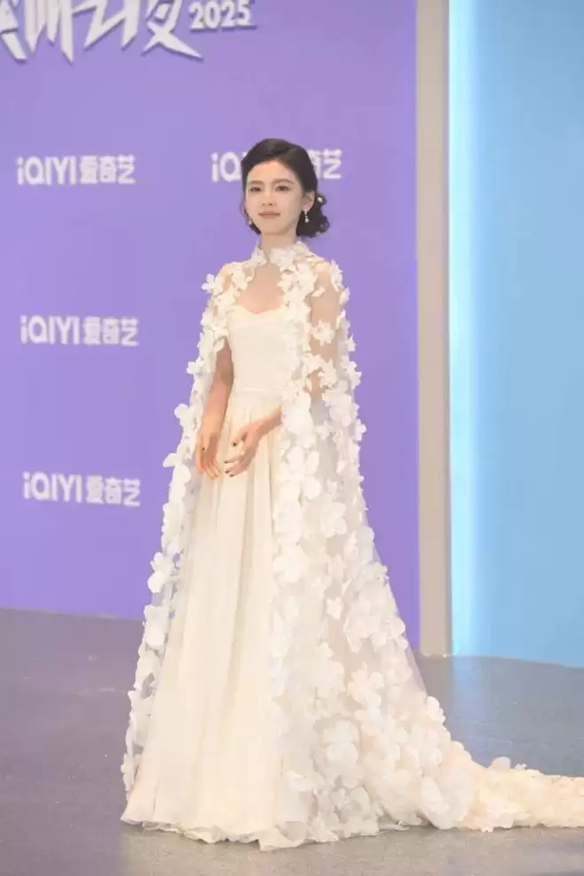 尖叫之夜红毯生图来了！林允摔倒，赵晴瘦成了纸片人
