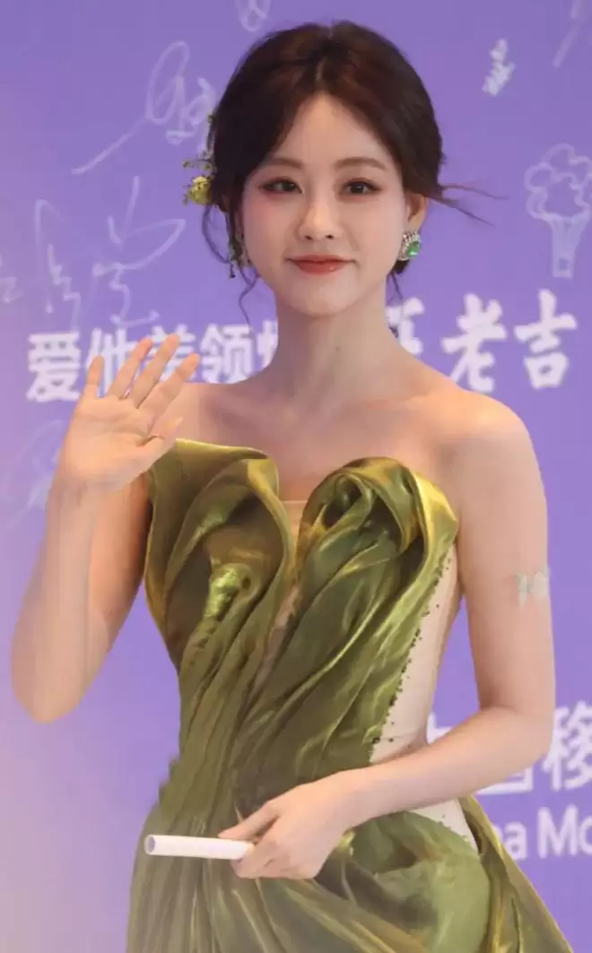 尖叫之夜红毯生图来了！林允摔倒，赵晴瘦成了纸片人