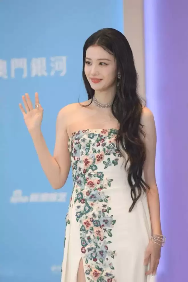 尖叫之夜红毯生图来了！林允摔倒，赵晴瘦成了纸片人