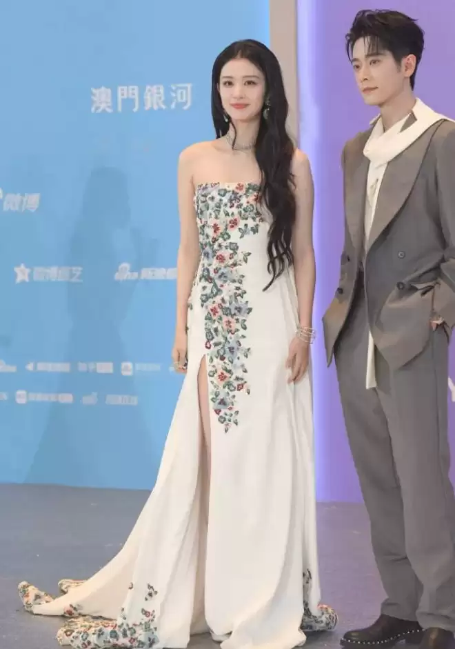 尖叫之夜红毯生图来了！林允摔倒，赵晴瘦成了纸片人