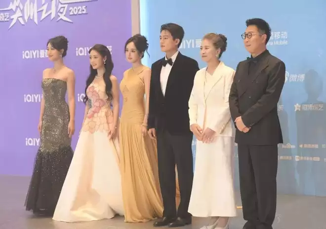 尖叫之夜红毯生图来了！林允摔倒，赵晴瘦成了纸片人