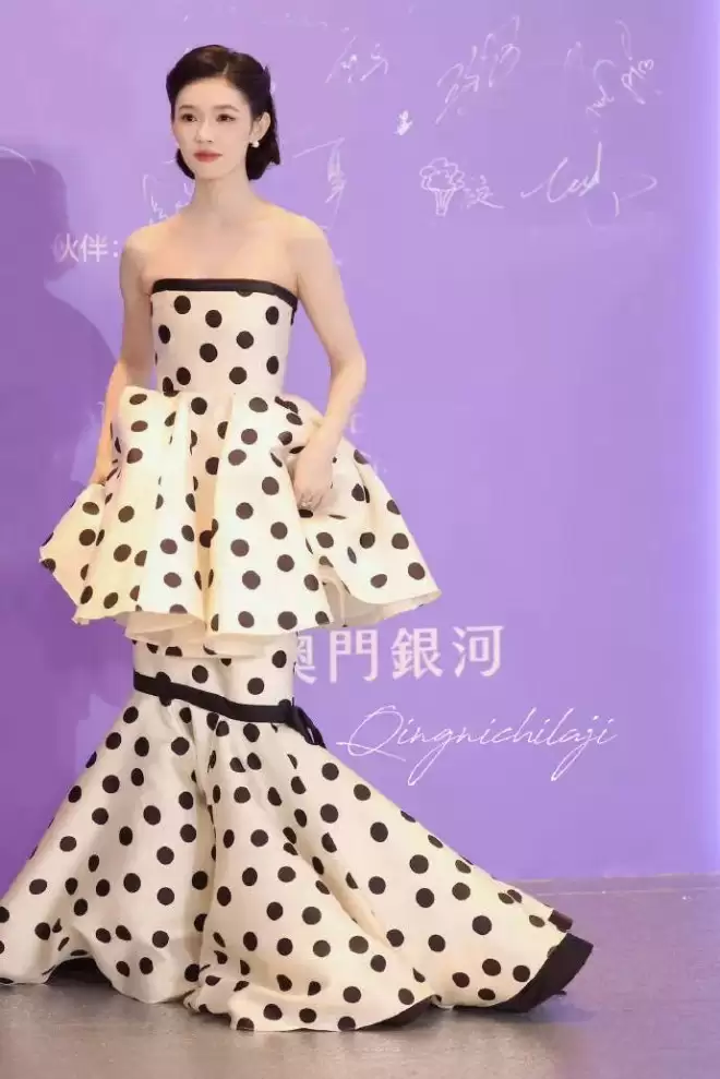 尖叫之夜红毯生图来了！林允摔倒，赵晴瘦成了纸片人