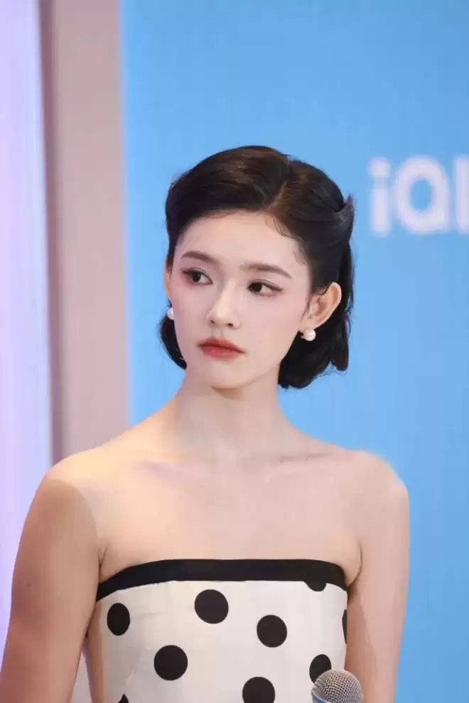 尖叫之夜红毯生图来了！林允摔倒，赵晴瘦成了纸片人
