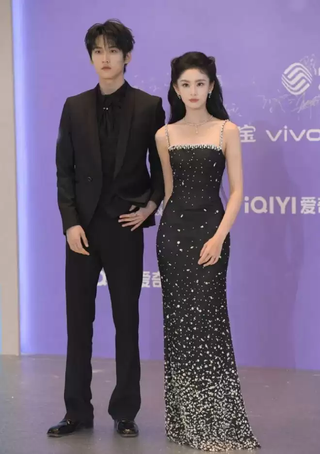 尖叫之夜红毯生图来了！林允摔倒，赵晴瘦成了纸片人