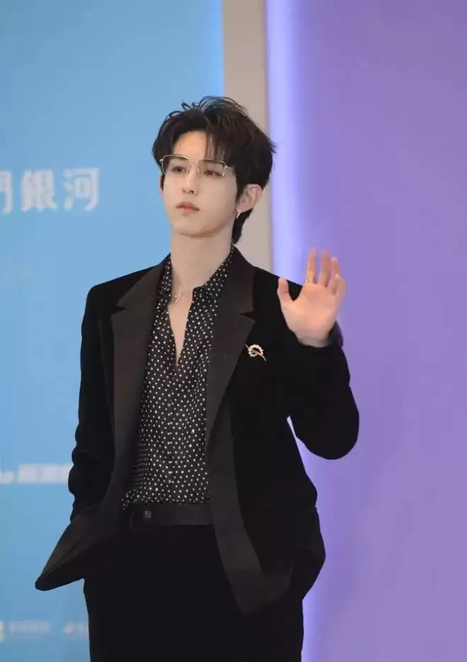 尖叫之夜红毯生图来了！林允摔倒，赵晴瘦成了纸片人