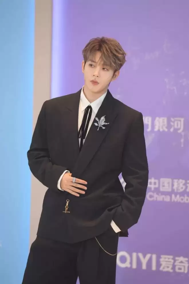 尖叫之夜红毯生图来了！林允摔倒，赵晴瘦成了纸片人