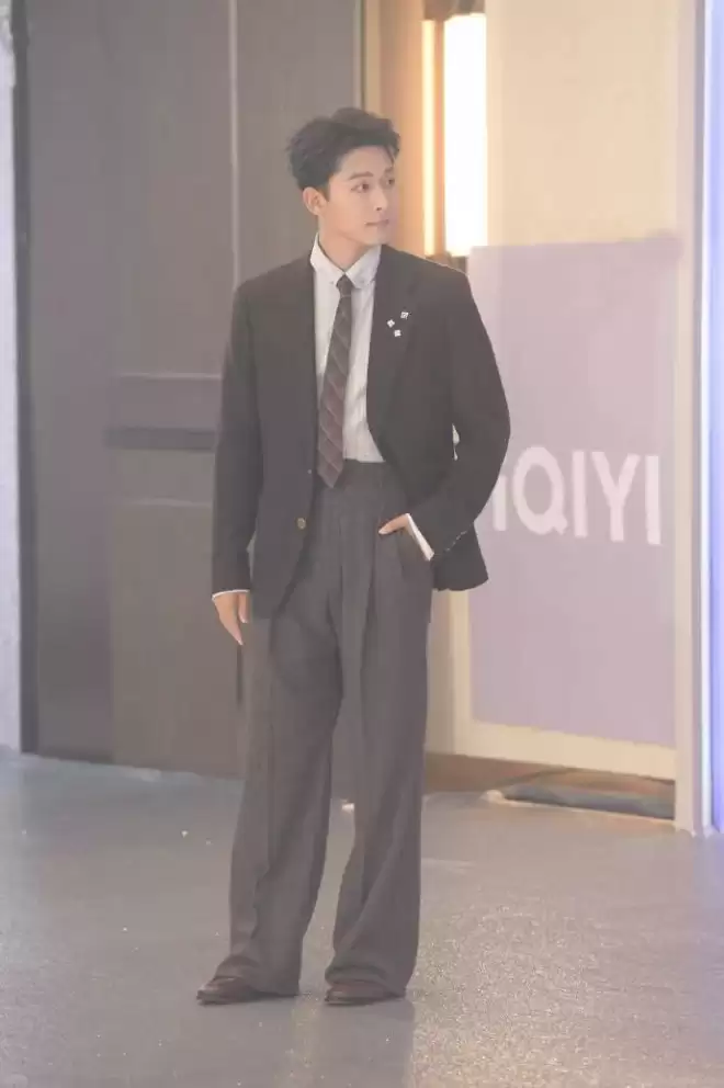 尖叫之夜红毯生图来了！林允摔倒，赵晴瘦成了纸片人