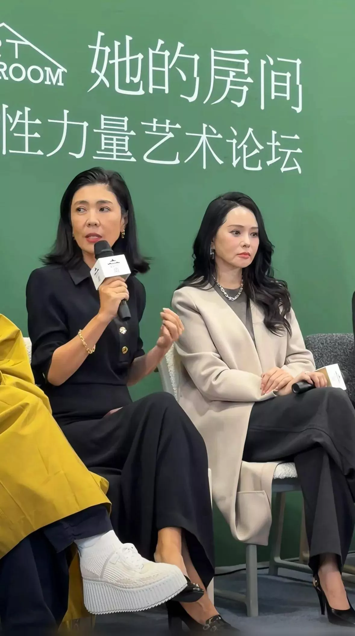 伊能静艺术展生图吓到网友，和精修图判若两人
