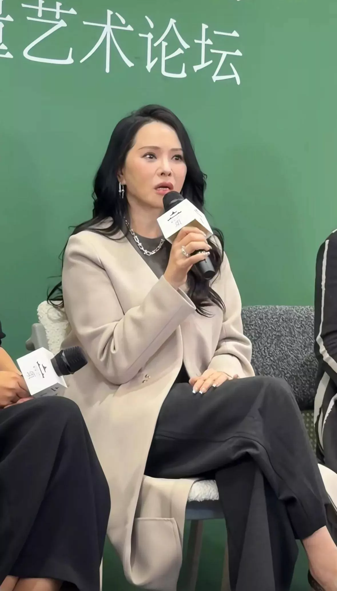 伊能静艺术展生图吓到网友，和精修图判若两人