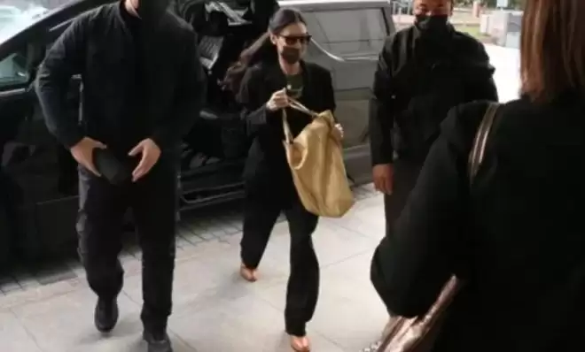 张柏芝遭前经纪人索赔上千万，憔悴暴瘦现身法庭