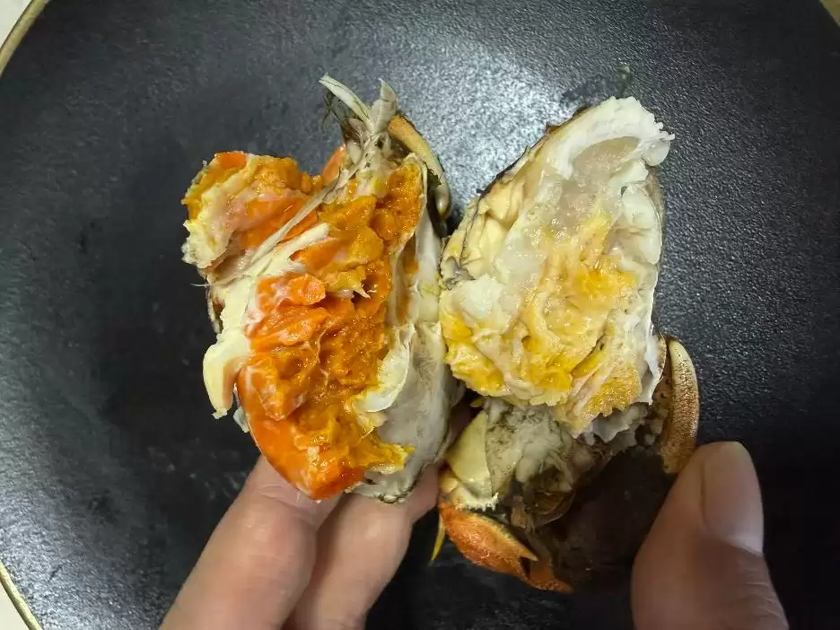 蒸熟的螃蟹身上 像鸡蛋白一样的固体是什么?