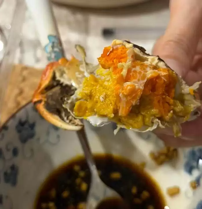 蒸熟的螃蟹身上 像鸡蛋白一样的固体是什么?
