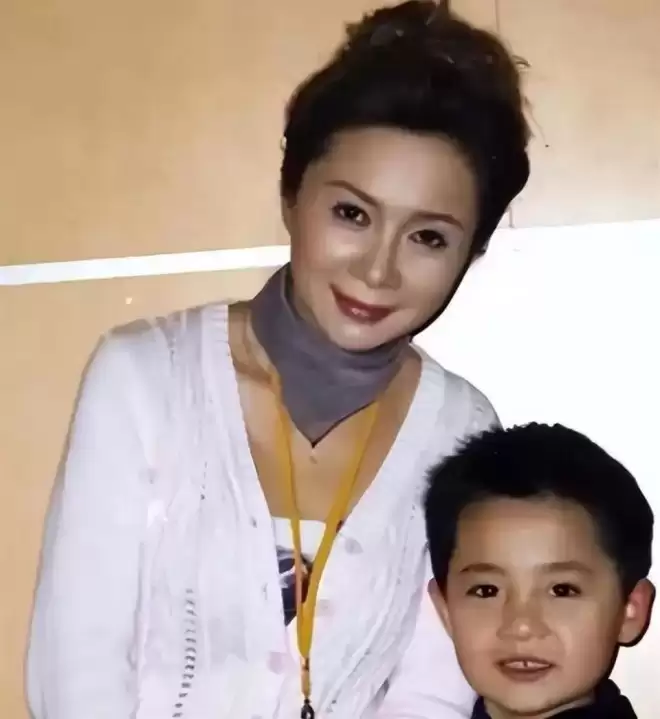 64岁身价千万的蔡明现状，给不婚主义提了个醒
