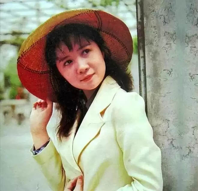 64岁身价千万的蔡明现状，给不婚主义提了个醒