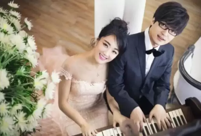 玖月奇迹离婚两年被爆又复婚，如今开始登台演出，肚子显形