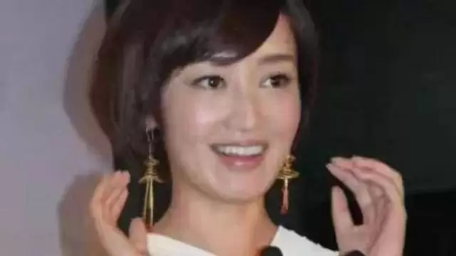 她是“最风流”女主持，曾将2个有妇之夫玩弄于股掌
