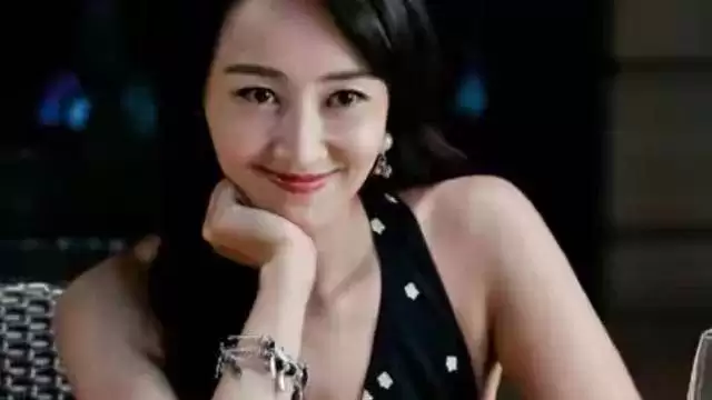 她是“最风流”女主持，曾将2个有妇之夫玩弄于股掌