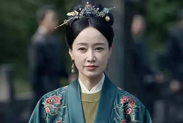 她是“最风流”女主持，曾将2个有妇之夫玩弄于股掌