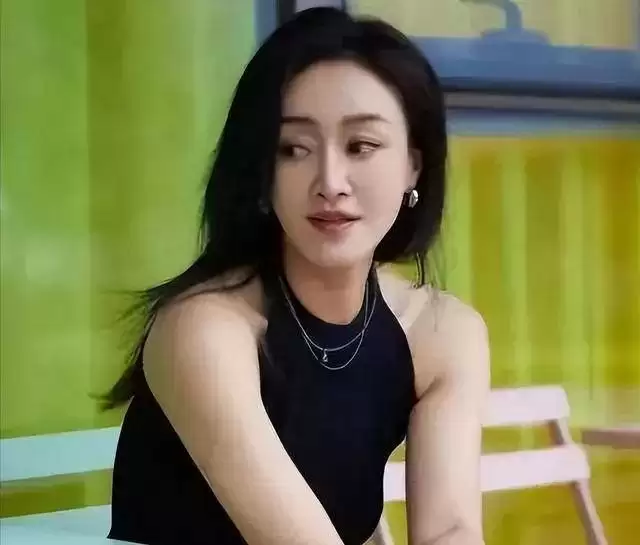 她是“最风流”女主持，曾将2个有妇之夫玩弄于股掌