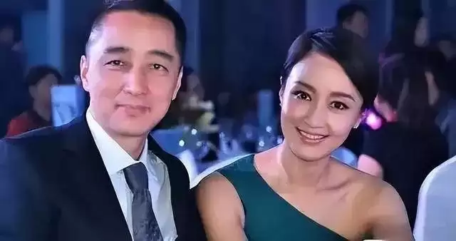 她是“最风流”女主持，曾将2个有妇之夫玩弄于股掌