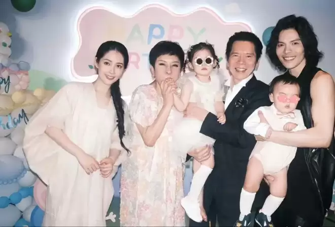 郭碧婷自曝和向佐两地分居，靠孩子联络感情...