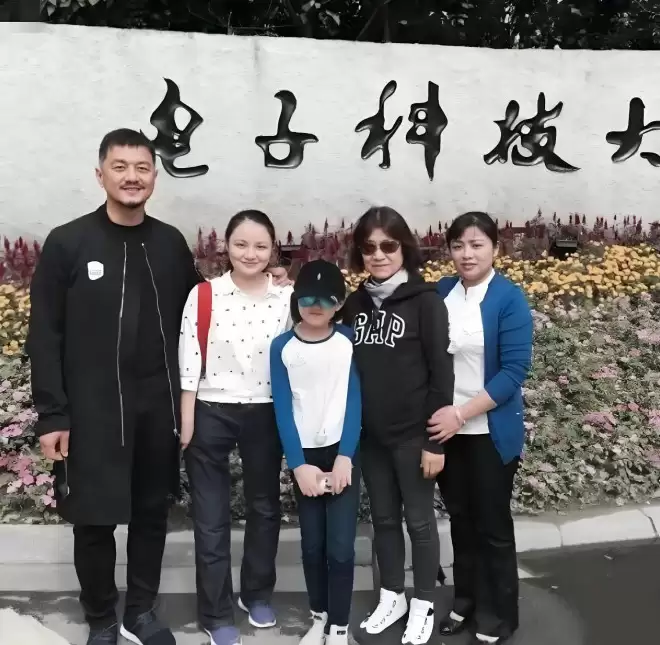 李亚鹏：一视频看哭全网,网友不忍再喊他“老赖”