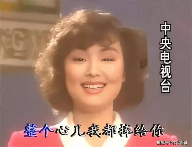 央视著名主持 嫁哈佛海归恩爱22年 官宣新身份