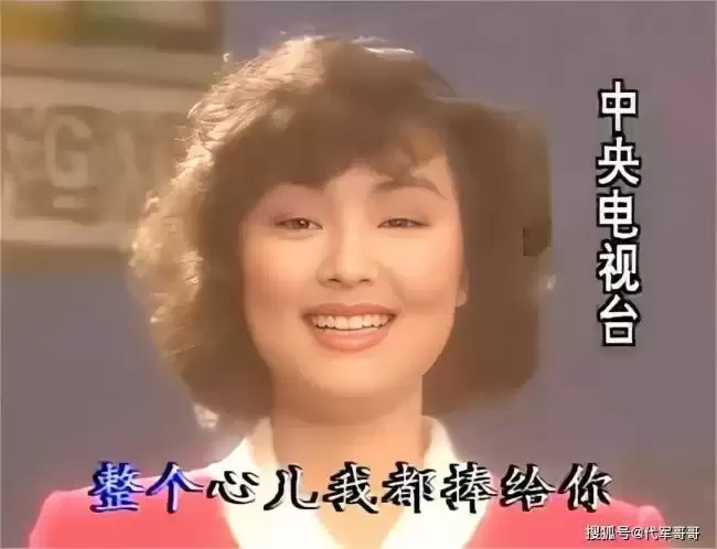 央视著名主持 嫁哈佛海归恩爱22年 官宣新身份