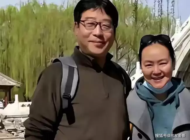 央视著名主持 嫁哈佛海归恩爱22年 官宣新身份